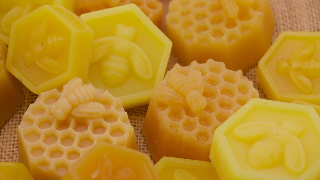 Бджолиний віск у вигляді шестигранних чарунок продукти бджільництва віск