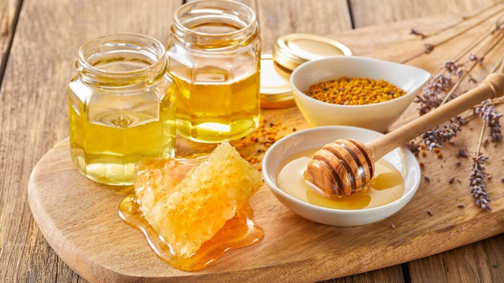Продукти бджільництва та їх корисне використання мед, обніжжя, стільниковий мед на столі