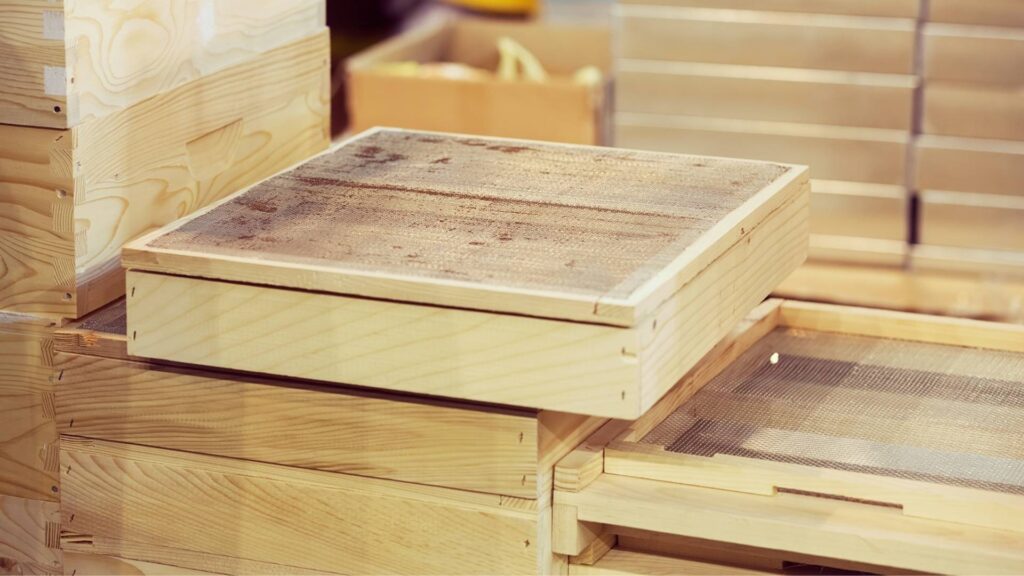 Днище, криші та корпуси для нових вуликів, підготовлені до весняного сезону